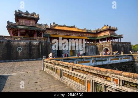 Das Meridien Gate, oder South Gate, ist der Haupteingang zur Kaiserstadt in Hue, Vietnam. Stockfoto