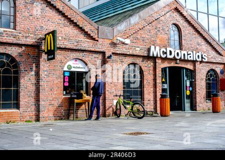 Sandnes, Rogaland, Norwegen, 18 2023. Mai, One man kauft Essen zum Mitnehmen von Einem McDonalds Fast Food Restaurant Stockfoto