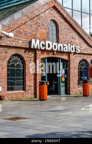 Sandnes, Rogaland, Norwegen, Mai 18 2023, High Street Retail Chain McDonald's Fast Food Restaurant Schild und Eingang ohne Personen Stockfoto