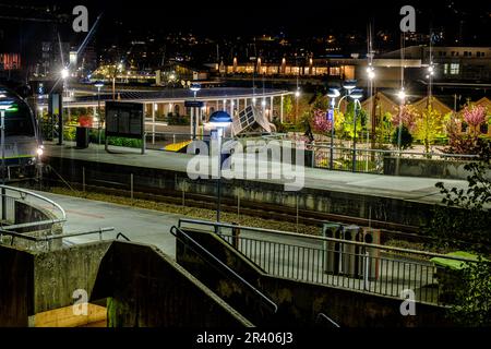 Sandnes, Rogaland, Norwegen, 18 2023. Mai, Sandnes Bahnhof bei Nacht ohne Menschen und Bright Lights Stockfoto