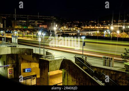 Sandnes, Rogaland, Norwegen, 18 2023. Mai, Sandnes Bahnhof bei Nacht ohne Menschen und Bright Lights Stockfoto