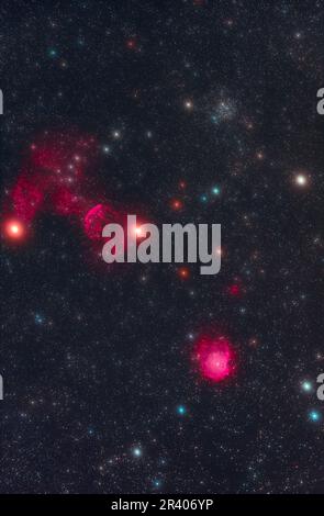 Messier 35-Sterne-Cluster mit nahe gelegenen schwachen Nebeln, dem Quallen-Nebelnebel und dem Affenkopf-Nebelnebel. Stockfoto