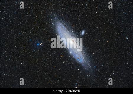 Die bekannte Andromeda-Galaxie, Messier 31, mit ihren Begleitergalaxien. Stockfoto