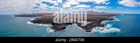 Dronen-Panorama der vulkanischen Küste in der Nähe von El Golfo auf Lanzarote mit Playa del Paso bei Tageslicht Stockfoto