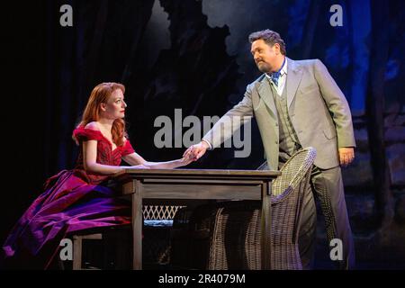 Laura Pitt-Pulford (Rose Vibert), Michael Ball (Sir George Dillingham) in ASPECTS OF LOVE at the Lyric Theatre, London W1 25/05/2023 Musik & Buch von Andrew Lloyd Webber Texte: Don Black & Charles Hart Design: John McFarlane Beleuchtung: Jon Clark Choreographie: Denni Sayers Regisseur: Jonathan Kent Stockfoto