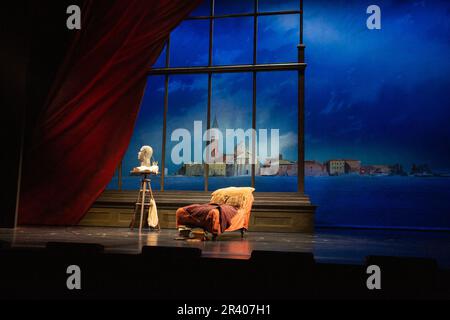 Set-Design für Giuliettas Studio in ASPECTS OF LOVE at the Lyric Theatre, London W1 25/05/2023 Musik & Buch von Andrew Lloyd Webber Texte: Don Black & Charles Hart Design: John McFarlane Beleuchtung: Jon Clark Choreographie: Denni Sayers Regisseur: Jonathan Kent Stockfoto