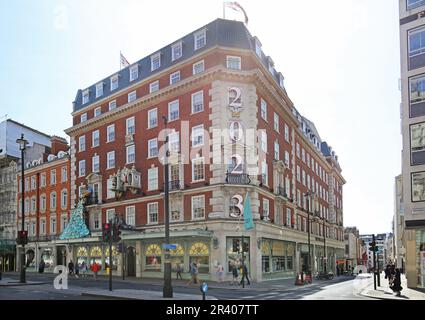 Fortnum und Mason, das berühmte Luxusgeschäft in Piccaddilly, London, Großbritannien. Außenansicht - Ecke Piccadilly und Duke Street. Stockfoto