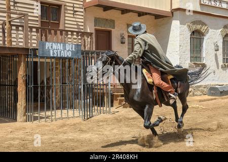 Gran Canaria - April 2023: Sioux City ist eine Gelegenheit für Cowboy-Themen-Eskapaden. Besucher können die realistische Ergreifung eines Banküberfalls und Zeugen sehen Stockfoto