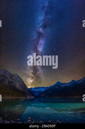 Die Milky Way Galaxy über Lake Louise und Victoria Glacier im Banff National Park, Alberta, Kanada. Stockfoto