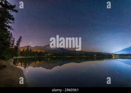 Der Big Dipper Asterismus über dem Lake Edith im Jasper National Park in einer klaren Herbstnacht. Stockfoto