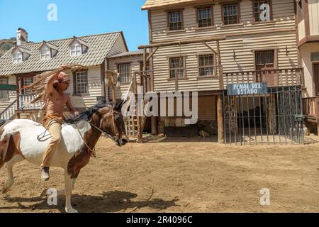 Gran Canaria - April 2023: indischer Reiter im Sioux City Wild West Park in Spanien, im südlichen Teil von Gran Canaria. Es lässt Erfahrung und Stockfoto