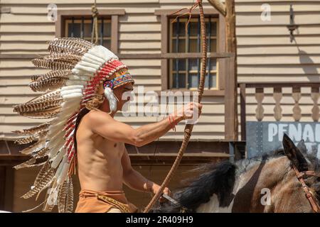 Gran Canaria - April 2023: indischer Reiter im Sioux City Wild West Park in Spanien, im südlichen Teil von Gran Canaria. Es lässt Erfahrung und Stockfoto