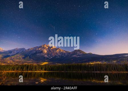 Die Stars des Big Dipper über dem Pyramid Mountain im Jasper National Park, Kanada. Stockfoto