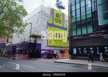 London UK. 25. Mai 2023 Auf einer Baustelle in Tottenham wird Eine große Weste ausgestellt, um die Zahl der Selbstmorde von Handwerkern und Bauarbeitern jedes Jahr hervorzuheben und das Bewusstsein für die psychische Gesundheit zu schärfen. Kredit: amer Ghazzal/Alamy Live News Stockfoto