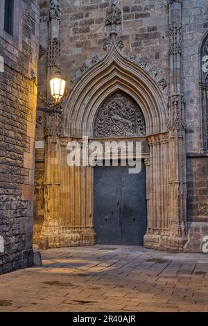 Straße im gotischen Viertel von Barcelona in der Abenddämmerung mit Seiteneingang zur Kathedrale Stockfoto