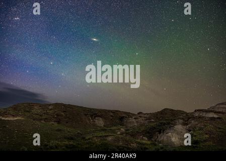 Im Dinosaur Provincial Park in Alberta, Kanada, wird der Himmel von Airglow getönt, während die Konstellation Andromeda aufsteigt. Stockfoto