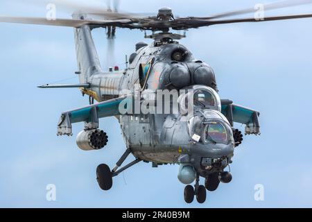 Der MIL Mi-35M-Angriffshubschrauber der kasachischen Luftwaffe startet. Stockfoto