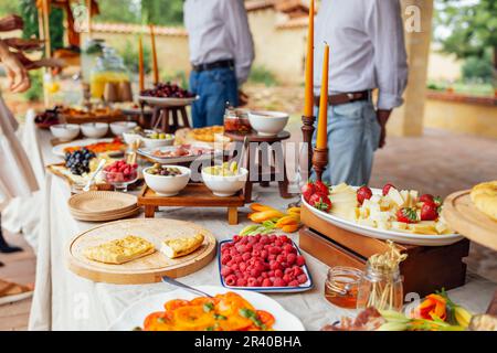 Barbecue-Party im Hinterhof Stockfoto