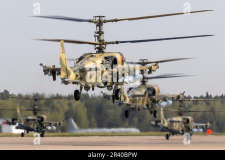 Ka-52-Angriffshubschrauber der russischen Luftwaffe starten in Kubinka, Russland. Stockfoto