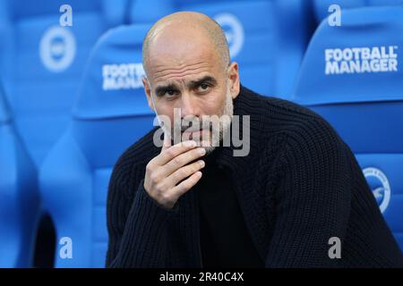PEP Guardiola auf der Bank als Manager des Manchester City FC im AMEX Stadium Stockfoto