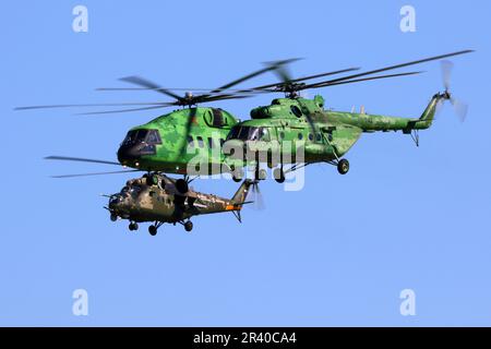 MIL Mi-8AMTSh, Mi-38 und Mi-24P Hubschrauber im Flug, Zhukovsky, Russland. Stockfoto