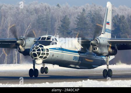 Ein an-30-Überwachungsflugzeug der russischen Luftwaffe startet in Kubinka, Russland. Stockfoto