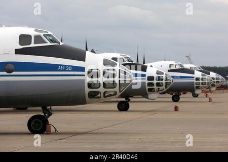 An-30-Überwachungsflugzeuge der russischen Luftwaffe auf ihren Parkplätzen, Kubinka, Russland. Stockfoto