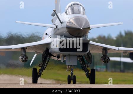 Ein Militärflugzeug der Volksbefreiungsarmee J-10A, das auf dem Luftwaffenstützpunkt Dyagilevo in Russland fährt. Stockfoto