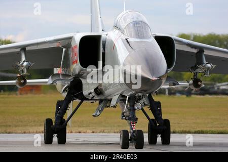 JH-7A-Angriffsflugzeug der chinesischen Luftwaffe parkt auf dem Dyagilevo-Stützpunkt, Russland. Stockfoto