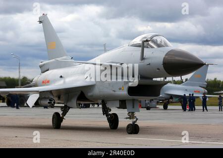 Ein Militärflugzeug der Volksbefreiungsarmee J-10A, das auf dem Luftwaffenstützpunkt Dyagilevo in Russland fährt. Stockfoto