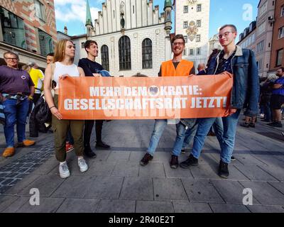 München, Bayern, Deutschland. 25. Mai 2023. Mitglieder der Letzten Generation Last Generation protestieren gegen Polizeiangriffe und versuchen, sie zu einer kriminellen Vereinigung zu erklären. (Kreditbild: © Sachelle Babbar/ZUMA Press Wire) NUR REDAKTIONELLE VERWENDUNG! Nicht für den kommerziellen GEBRAUCH! Stockfoto