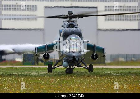 MIL Mi-35M Angriffshubschrauber der kasachischen Luftwaffe am Dyagilevo-Stützpunkt, Russland. Stockfoto