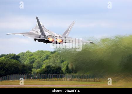 Ein F-22 Raptor der US Air Force startet. Stockfoto