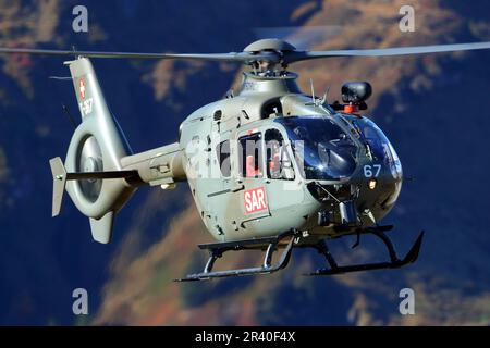 Ein EC-635 P2+ Rettungshubschrauber der Schweizerischen Luftwaffe Axalp, Schweiz. Stockfoto