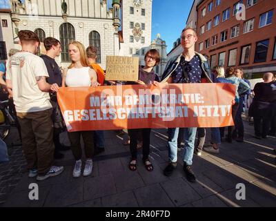 München, Bayern, Deutschland. 25. Mai 2023. Mitglieder der Letzten Generation Last Generation protestieren gegen Polizeiangriffe und versuchen, sie zu einer kriminellen Vereinigung zu erklären. (Kreditbild: © Sachelle Babbar/ZUMA Press Wire) NUR REDAKTIONELLE VERWENDUNG! Nicht für den kommerziellen GEBRAUCH! Stockfoto