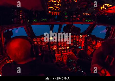 Cockpit eines IL-78-Militärtankers der russischen Luftwaffe bei Nacht. Stockfoto