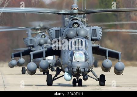 MIL Mi-35M Angriffshubschrauber der russischen Luftwaffe, Kubinka, Russland. Stockfoto