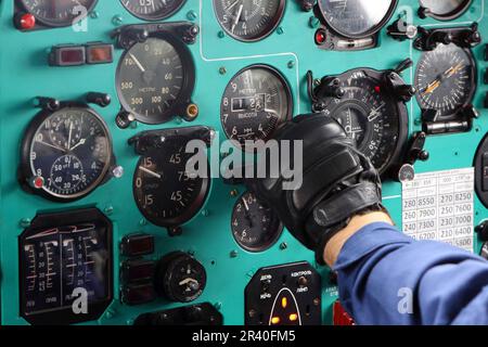 Cockpit eines Militärtransportflugzeugs der russischen Luftwaffe IL-76MD. Stockfoto