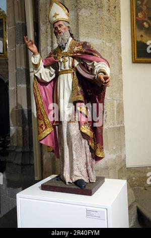 Statue von Saint Martin auf einem Seitenaltar in der Kathedrale von Santa Ana Stockfoto