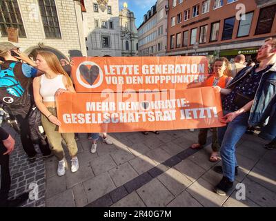 München, Bayern, Deutschland. 25. Mai 2023. Mitglieder der Letzten Generation Last Generation protestieren gegen Polizeiangriffe und versuchen, sie zu einer kriminellen Vereinigung zu erklären. (Kreditbild: © Sachelle Babbar/ZUMA Press Wire) NUR REDAKTIONELLE VERWENDUNG! Nicht für den kommerziellen GEBRAUCH! Stockfoto