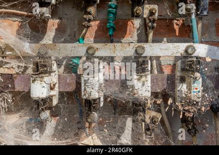 Altes Stromverteilernetz aus Ziegelsteinen Stockfoto