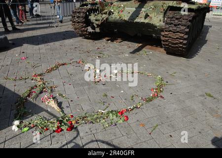 Amsterdam, Niederlande. 25. Mai 2023. Am 25. Mai 2023 in Amsterdam, Niederlande, sehen die Zuschauer auf dem Leidseplein während des Forums für europäische Kultur 2023 einen zerstörten russischen Panzer. Die 4. Ausgabe dieses Forums konzentriert sich auf die Bedeutung und die Zukunft der Demokratie in Europa. Seit dem aggressiven und imperialistischen Krieg in der Ukraine. (Foto: Paulo Amorim/Sipa USA) Guthaben: SIPA USA/Alamy Live News Stockfoto