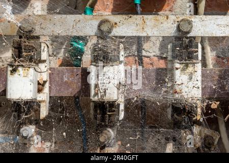 Altes Stromverteilernetz aus Ziegelsteinen Stockfoto