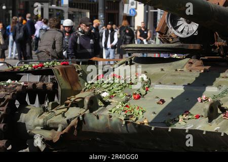 Amsterdam, Niederlande. 25. Mai 2023. Am 25. Mai 2023 in Amsterdam, Niederlande, sehen die Zuschauer auf dem Leidseplein während des Forums für europäische Kultur 2023 einen zerstörten russischen Panzer. Die 4. Ausgabe dieses Forums konzentriert sich auf die Bedeutung und die Zukunft der Demokratie in Europa. Seit dem aggressiven und imperialistischen Krieg in der Ukraine. (Foto: Paulo Amorim/Sipa USA) Guthaben: SIPA USA/Alamy Live News Stockfoto