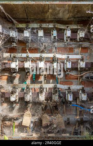 Altes Stromverteilernetz aus Ziegelsteinen Stockfoto