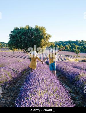 Ardeche, Lavendelfeld Frankreich, Lavendelfeld Südfrankreich. Ein Paar im Urlaub Stockfoto