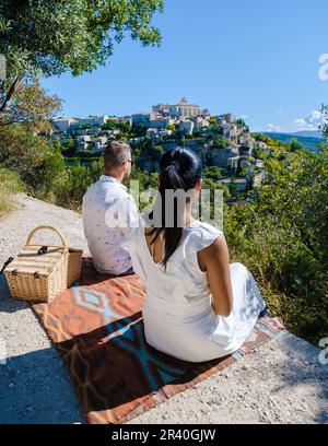 Ein Paar auf Urlaub in südfrankreich mit Blick auf das alte historische Dorf Gordes Luberon Stockfoto