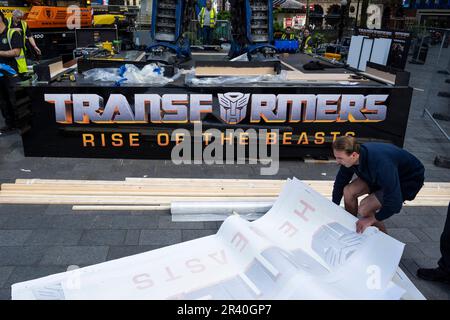 London, Großbritannien. 25. Mai 2023 Am Leicester Square neben den Statuen von Optimus Prime und einem riesigen Gorilla befindet sich eine Beschilderung. Die Statuen werden zwei Wochen vor der Premiere des Films „Transformers Rise of the Beasts“ am 8. Juni öffentlich zugänglich sein. Kredit: Stephen Chung / Alamy Live News Stockfoto