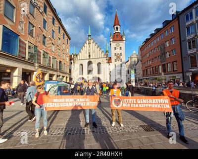 München, Bayern, Deutschland. 25. Mai 2023. Mitglieder der Letzten Generation Last Generation protestieren gegen Polizeiangriffe und versuchen, sie zu einer kriminellen Vereinigung zu erklären. (Kreditbild: © Sachelle Babbar/ZUMA Press Wire) NUR REDAKTIONELLE VERWENDUNG! Nicht für den kommerziellen GEBRAUCH! Stockfoto