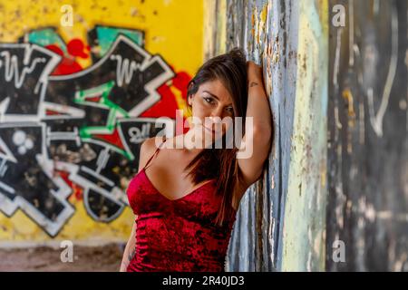 Ein herrliches lateinisches Modell steht in einem verlassenen Pueblo in der mexikanischen Provinz Yucatan Stockfoto